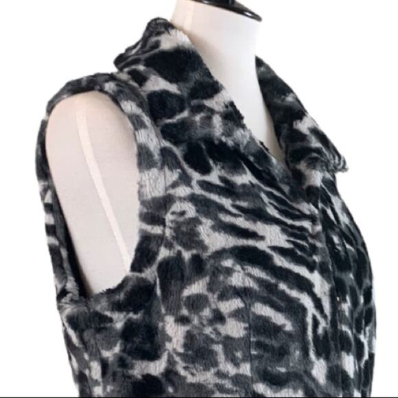 Chico’s Size 1 Leopard Fleece Black Gray White Soft Collared Vest Women's Small - Picture 8 of 14